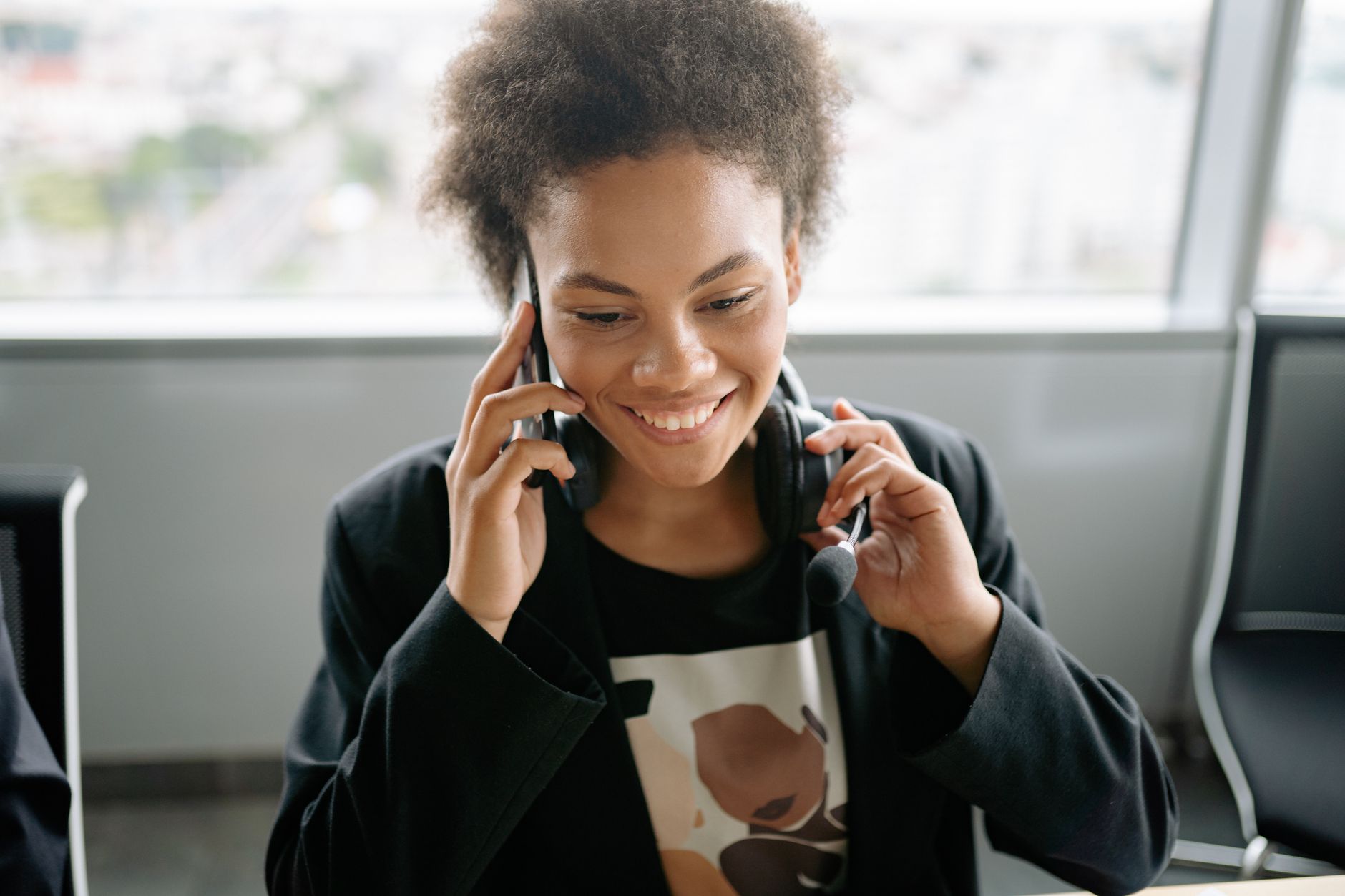 Personne au téléphone avec un service client