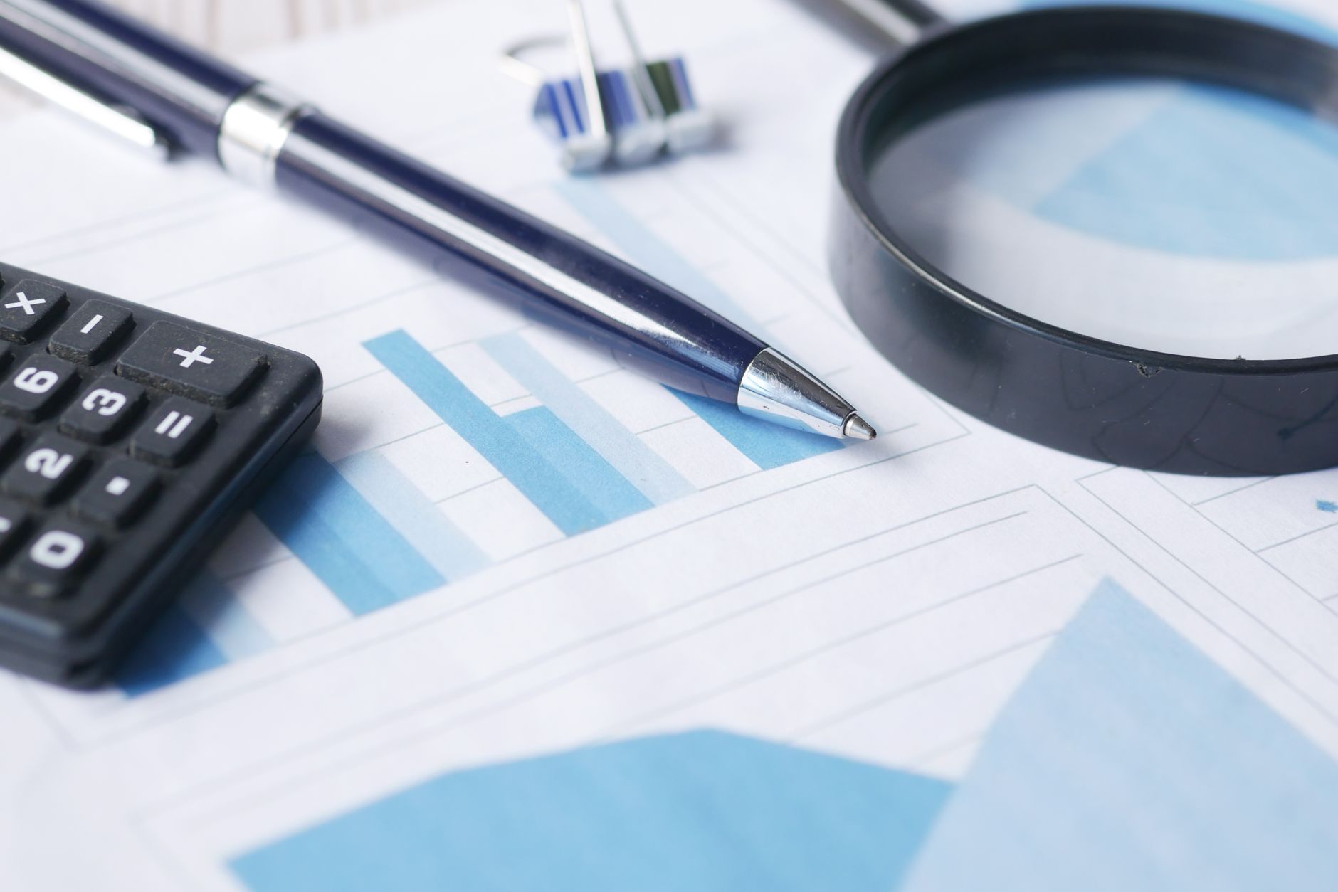 Chef d'entreprise effectuant une déclaration fiscale en ligne