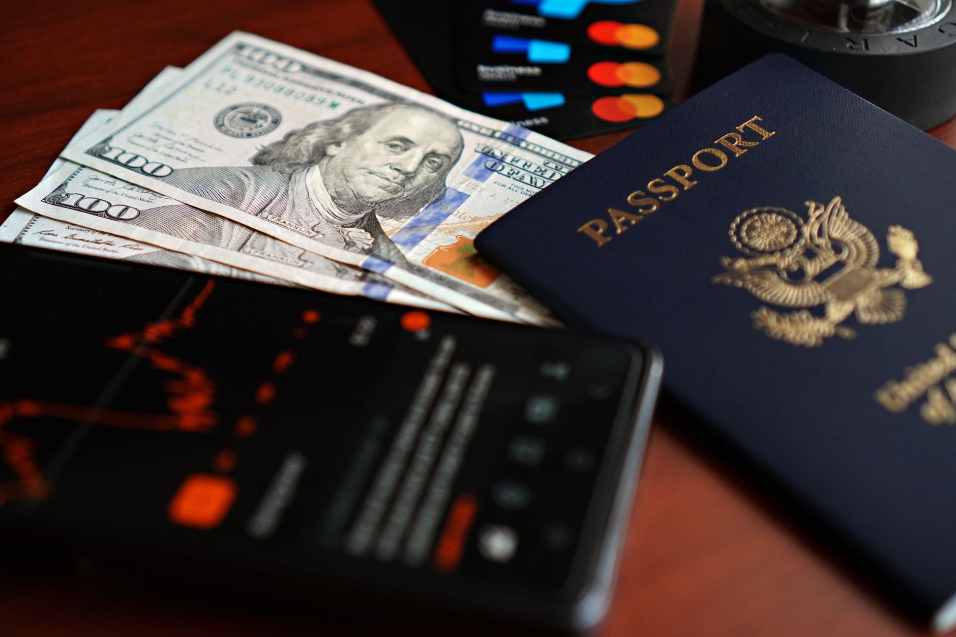 Passeport et documents bancaires avec devises étrangères