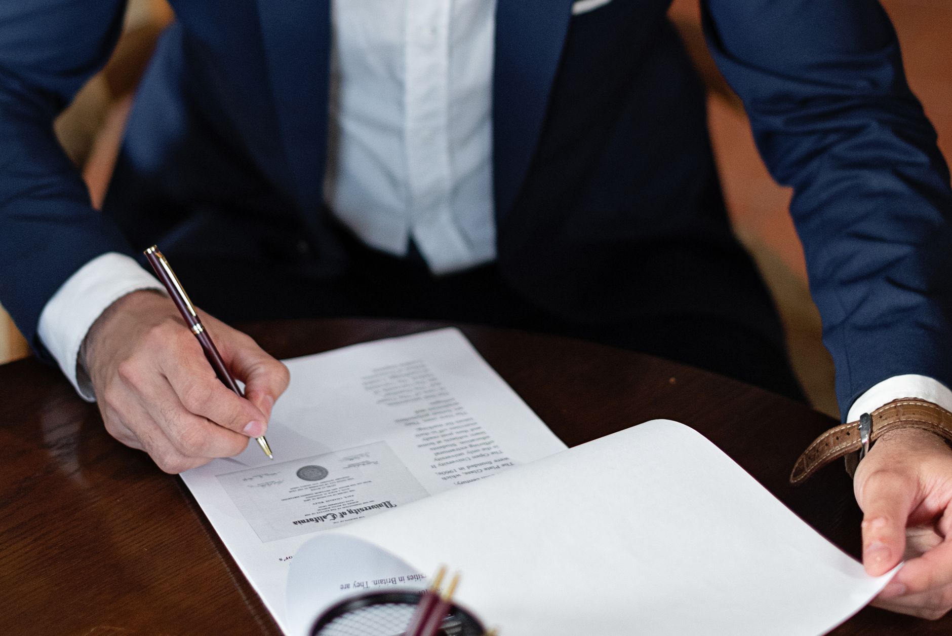 Signature d'un document juridique dans un cabinet
