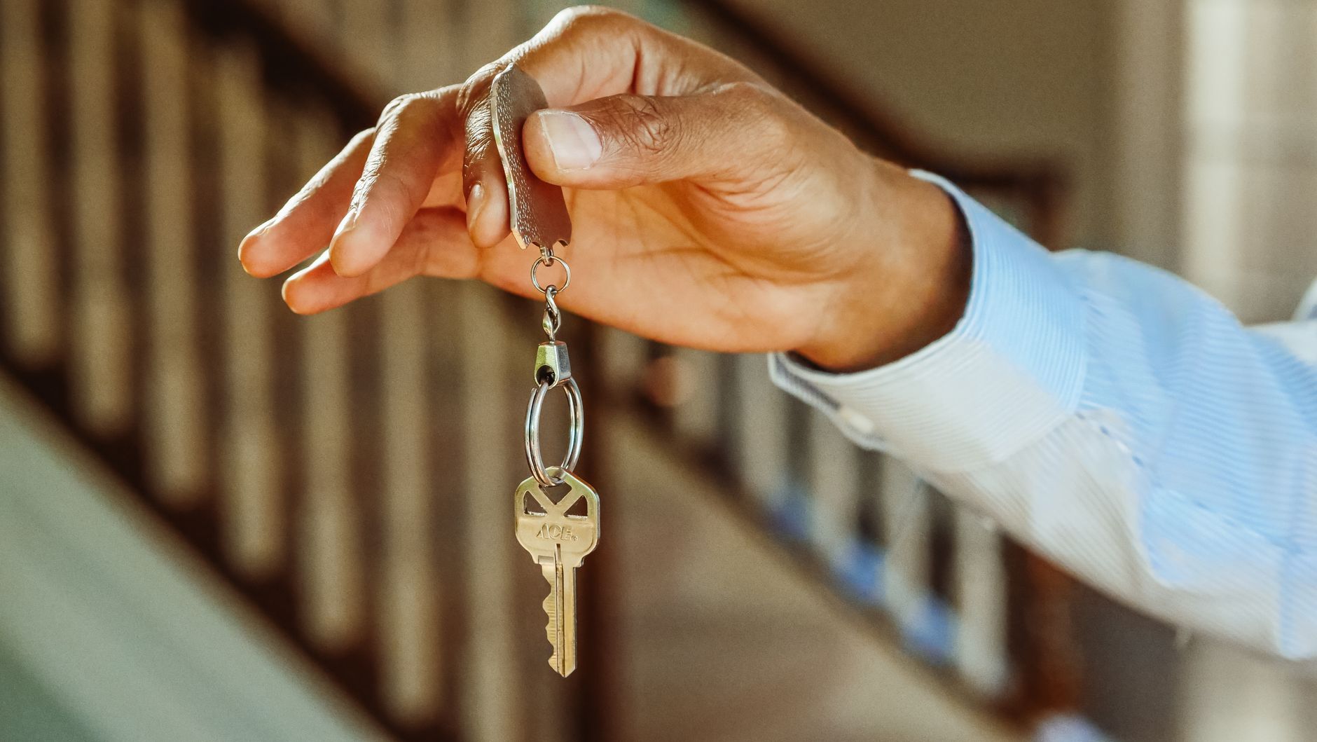 Remise des clés d'un logement en location, gros plan sur la main