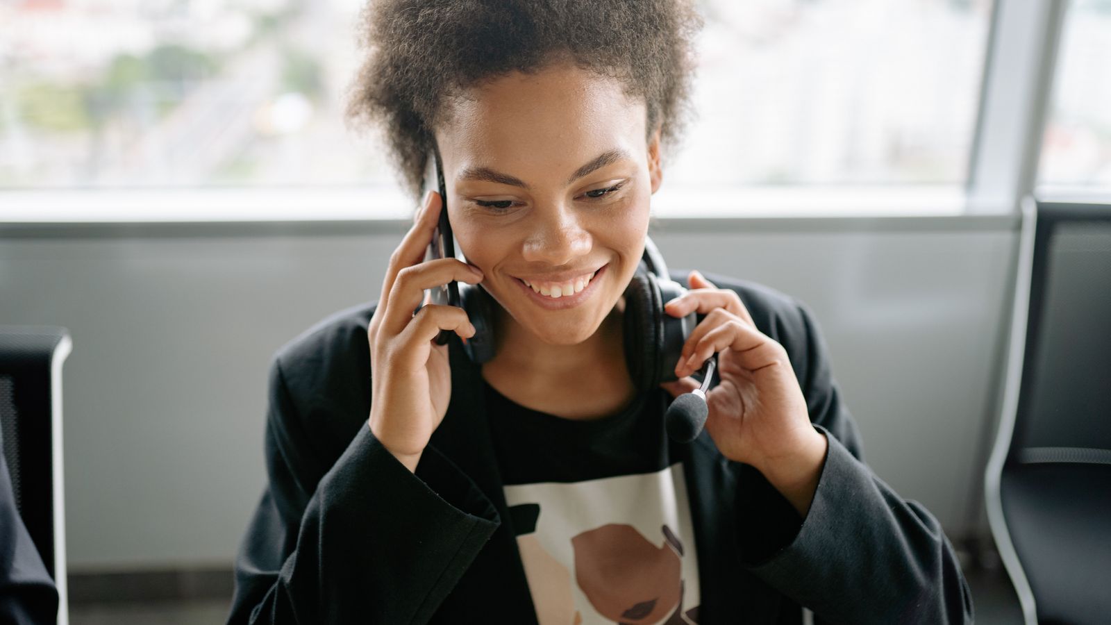 Personne au téléphone avec un casque, en train d'appeler le service client pour demander son code RIO