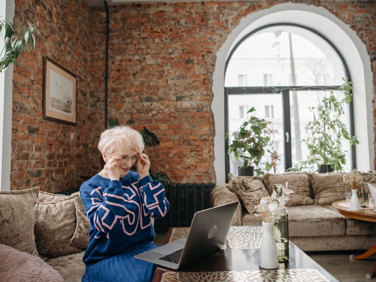 Aide informatique à domicile à Paris : qui appeler, combien ça coûte