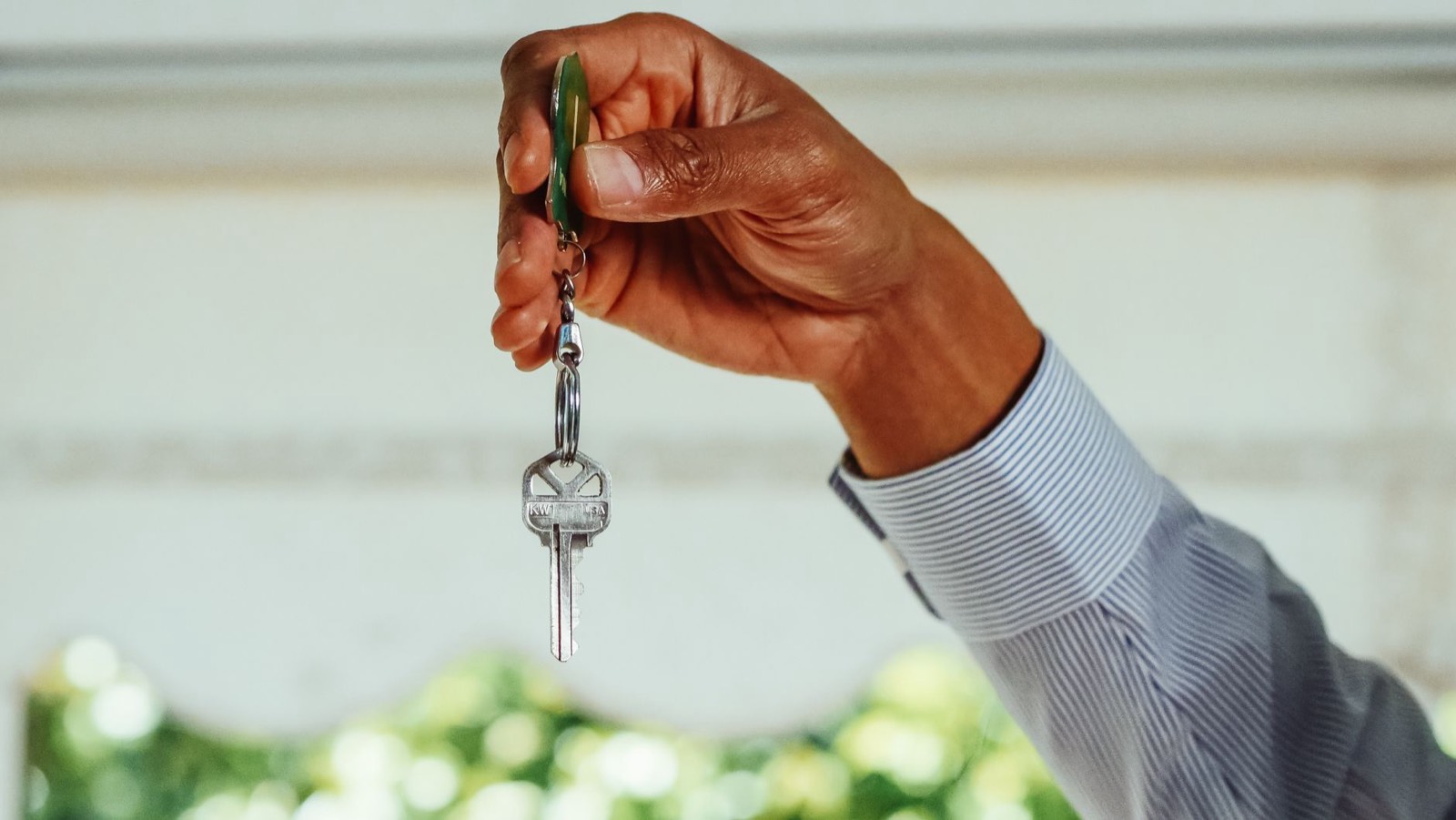 Clés d'appartement posées sur une table à côté d'un contrat de location