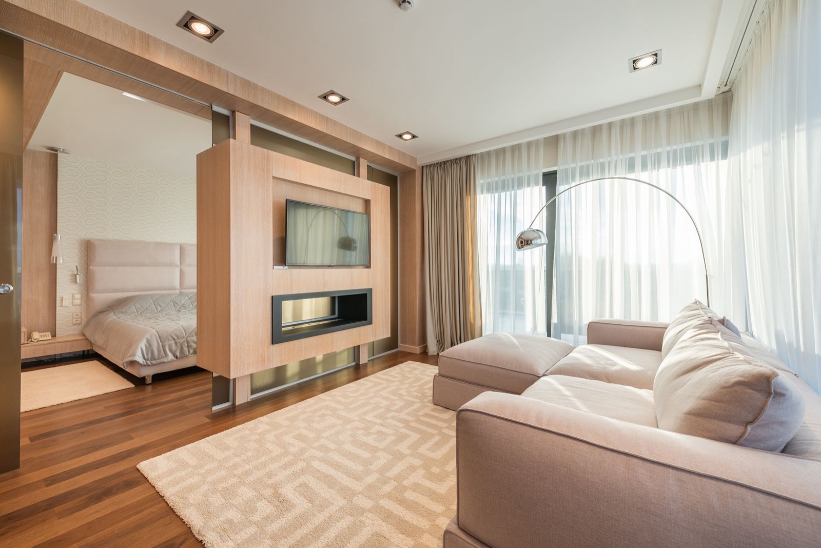 Salon d'un appartement meublé avec canapé et table basse