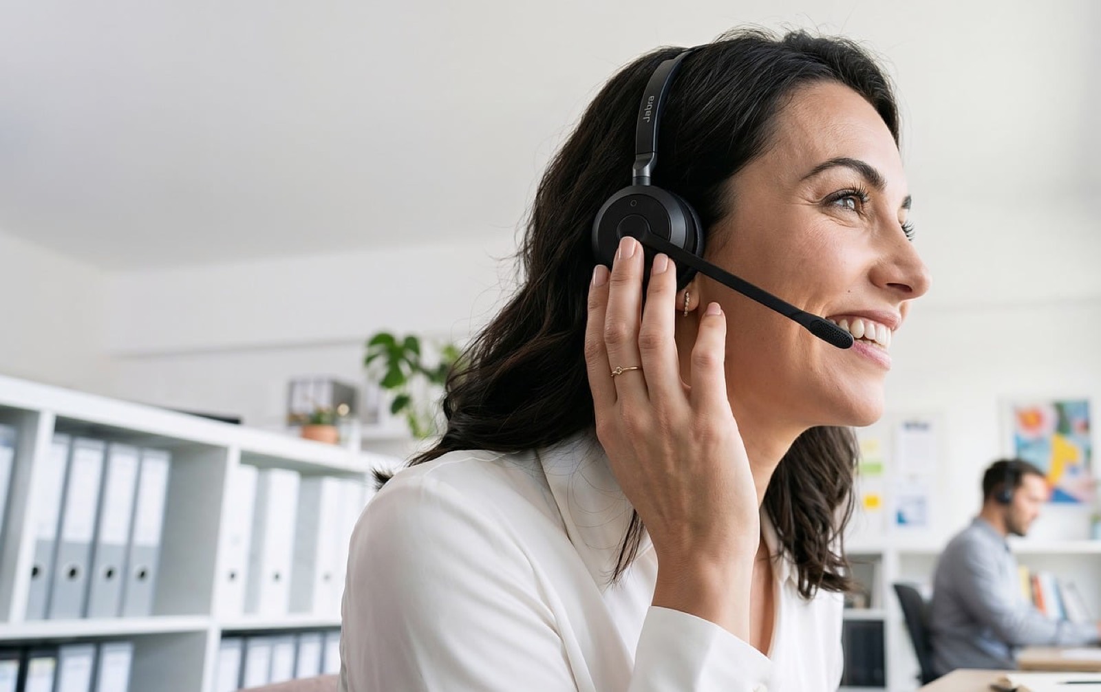 conseiller au téléphone aidant un client pour sa portabilité mobile