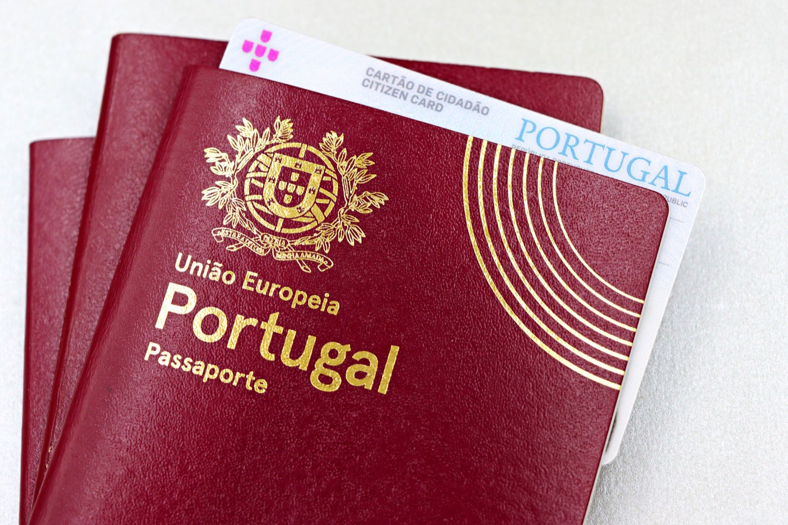 carte d'identité et passeport posés sur un bureau avec des documents administratifs