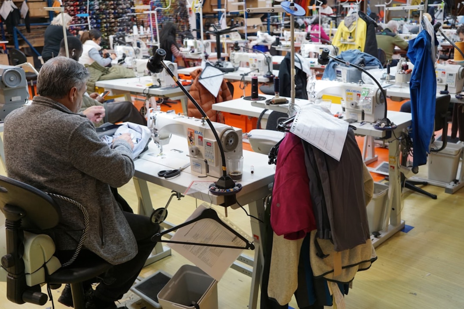 atelier de confection textile avec machines à coudre