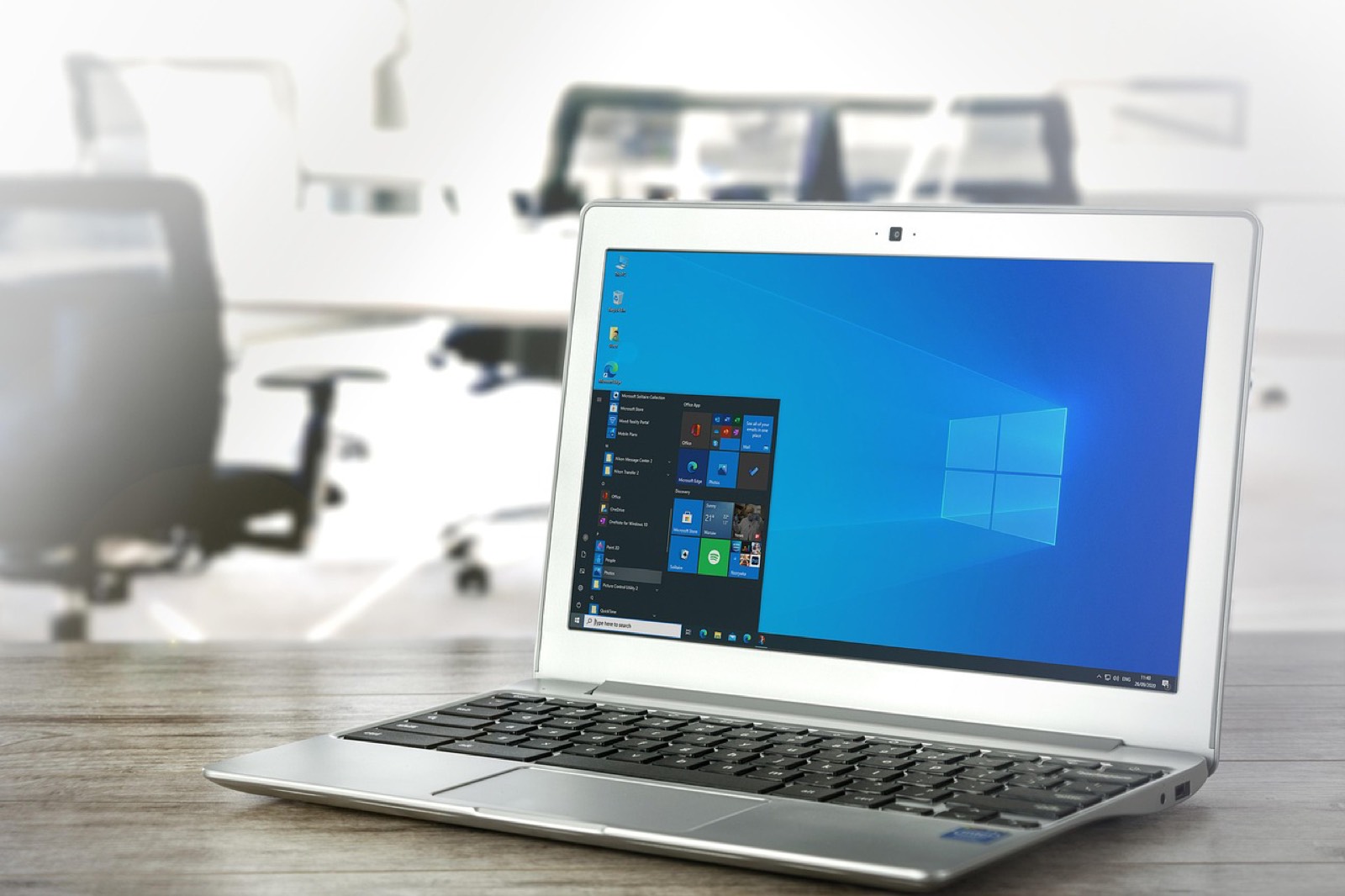 ordinateur de bureau avec logiciel de facturation à l'écran