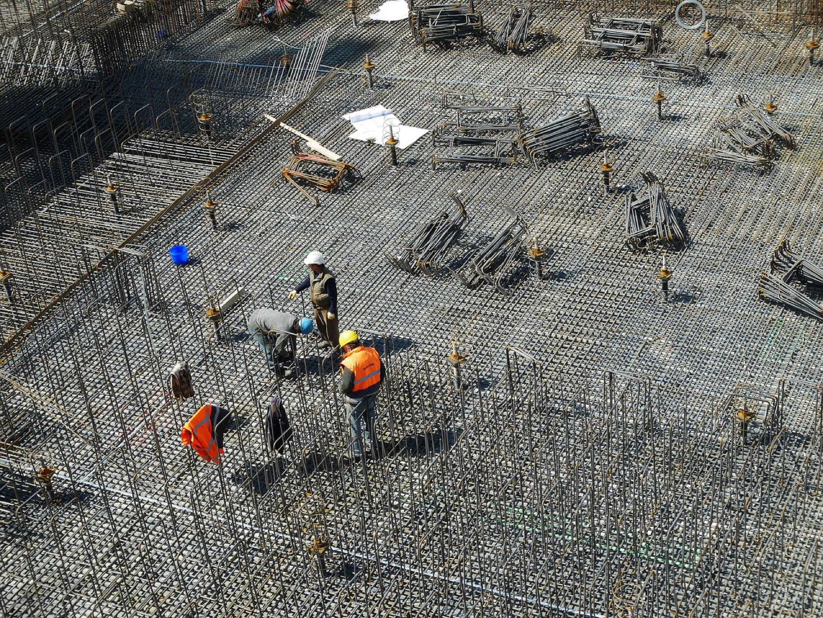 Artisan du bâtiment consultant une tablette sur un chantier pour suivre ses devis et factures