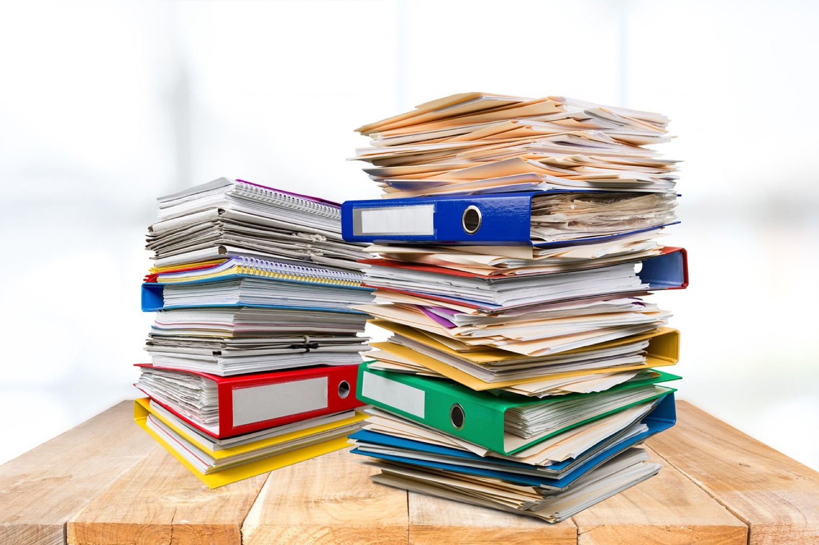 Bureau d'une entreprise du bâtiment avec dossiers de factures et documents administratifs