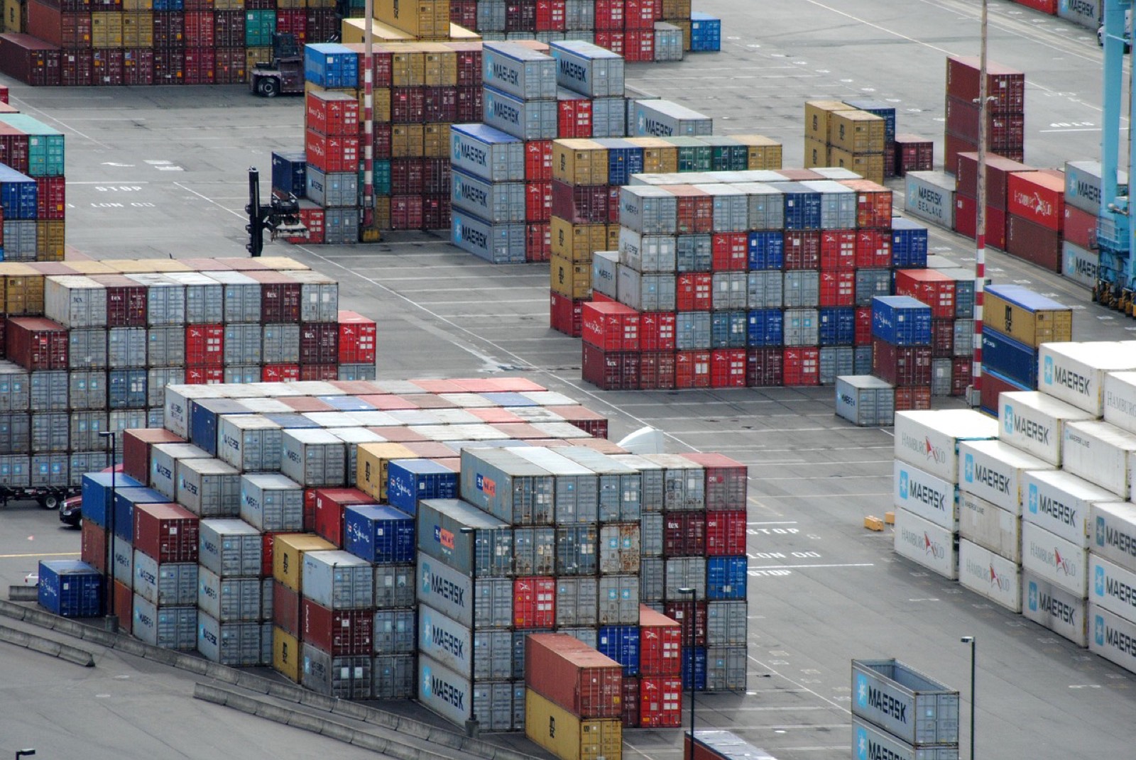 Cagettes d'oranges empilées dans un entrepôt avant chargement pour l'export