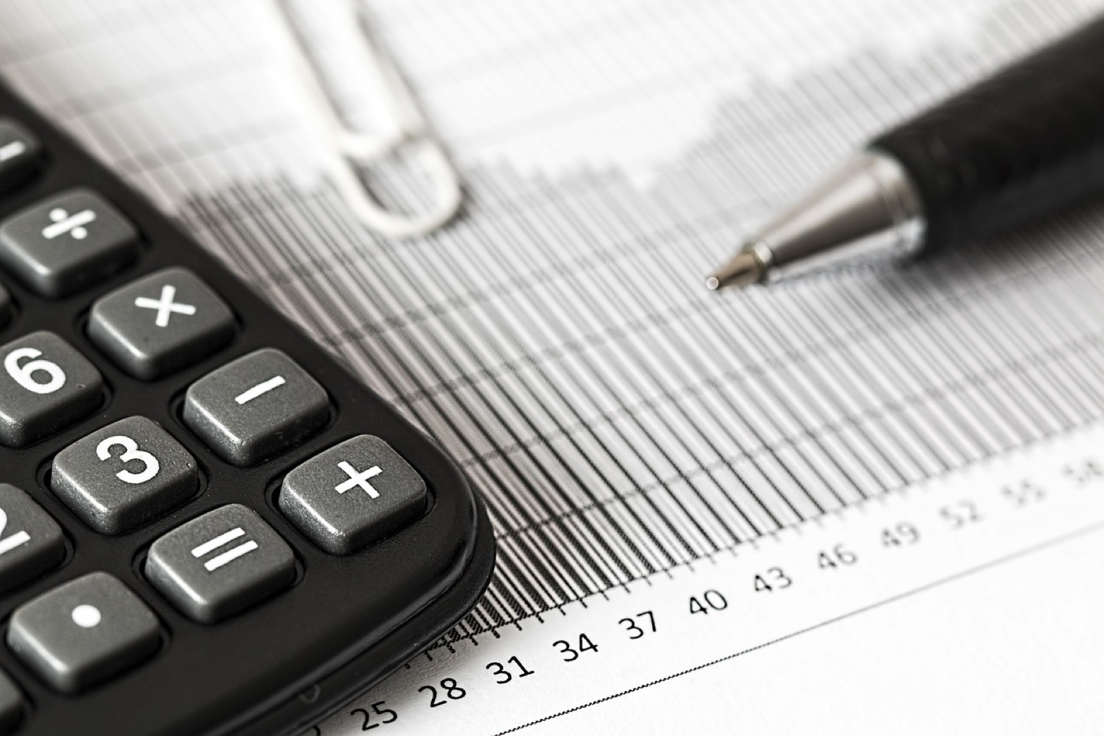 Conseiller financier et client examinant des documents de retraite