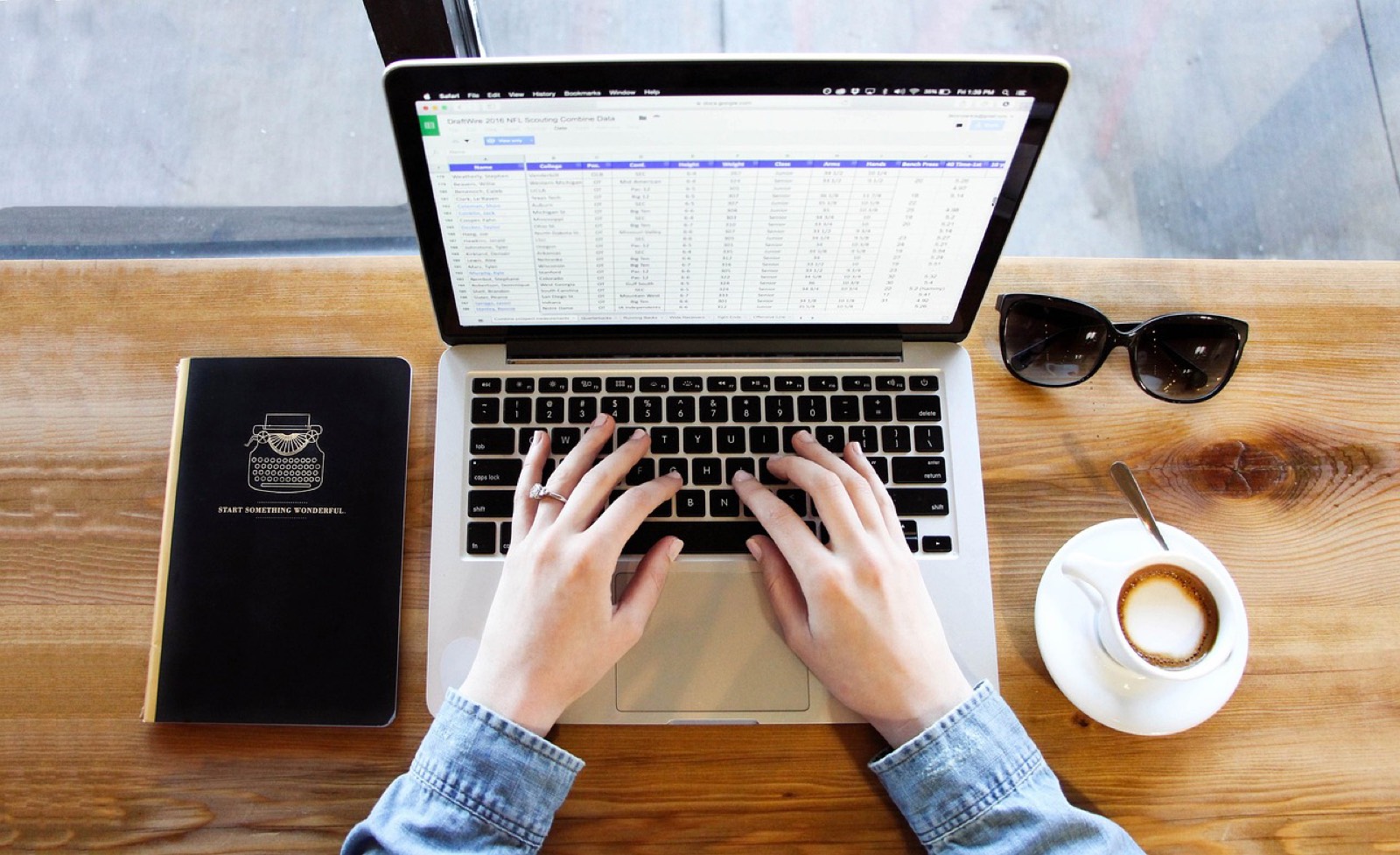 Personne suivant le paiement d'une facture sur un tableur, ordinateur portable ouvert