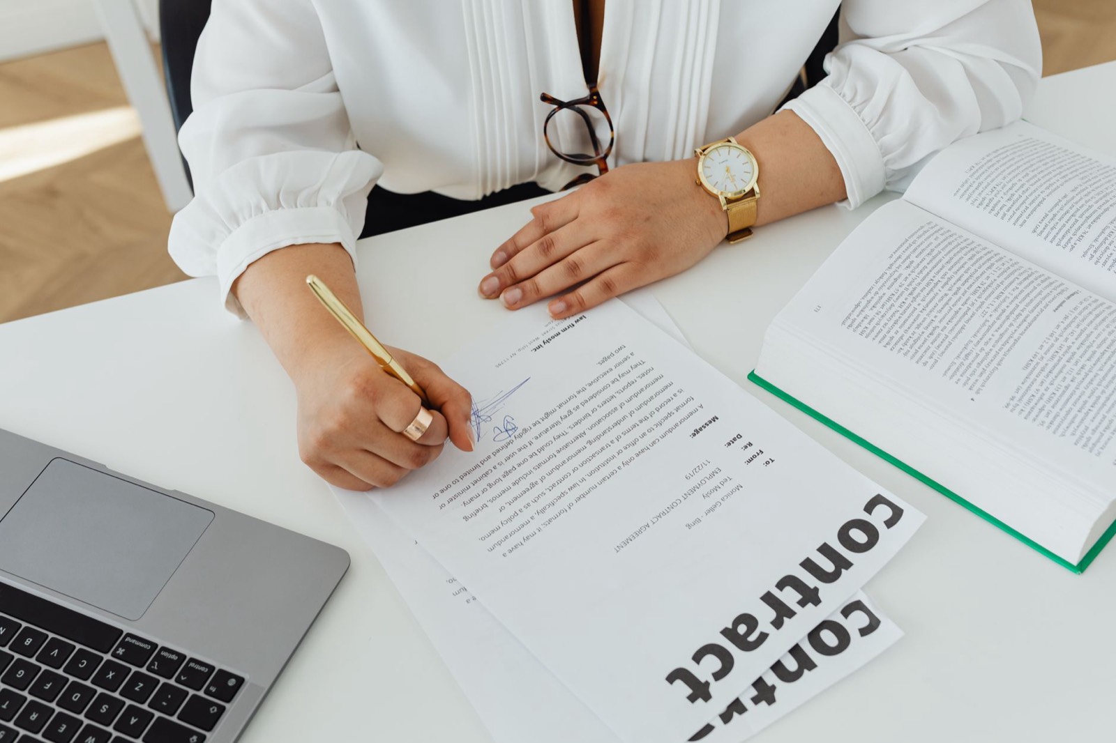 Documents de contrat retraite et calculatrice sur un bureau